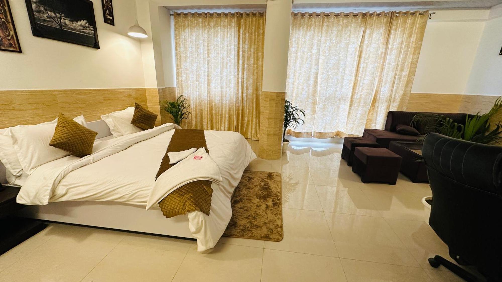 Dr White House - Noida Sector 18 Hotel Ngoại thất bức ảnh