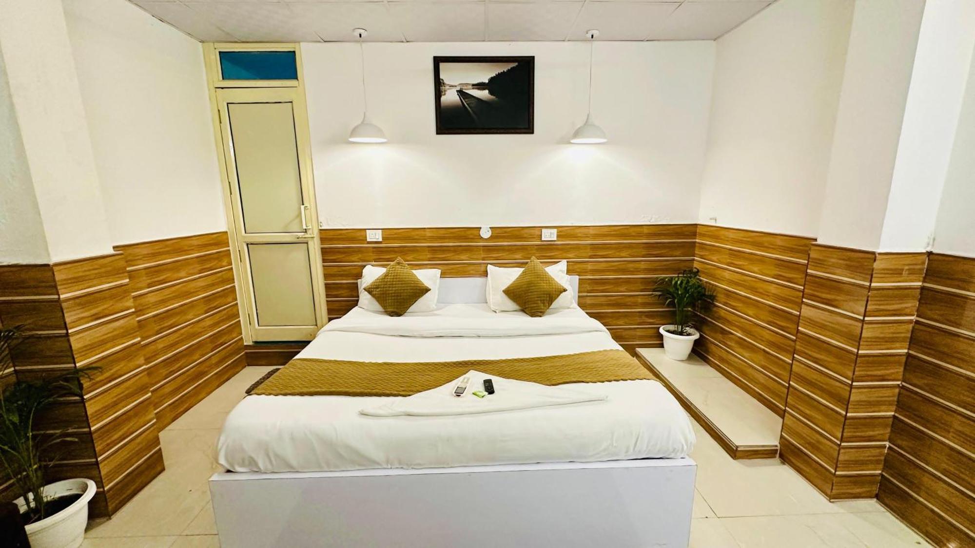 Dr White House - Noida Sector 18 Hotel Ngoại thất bức ảnh