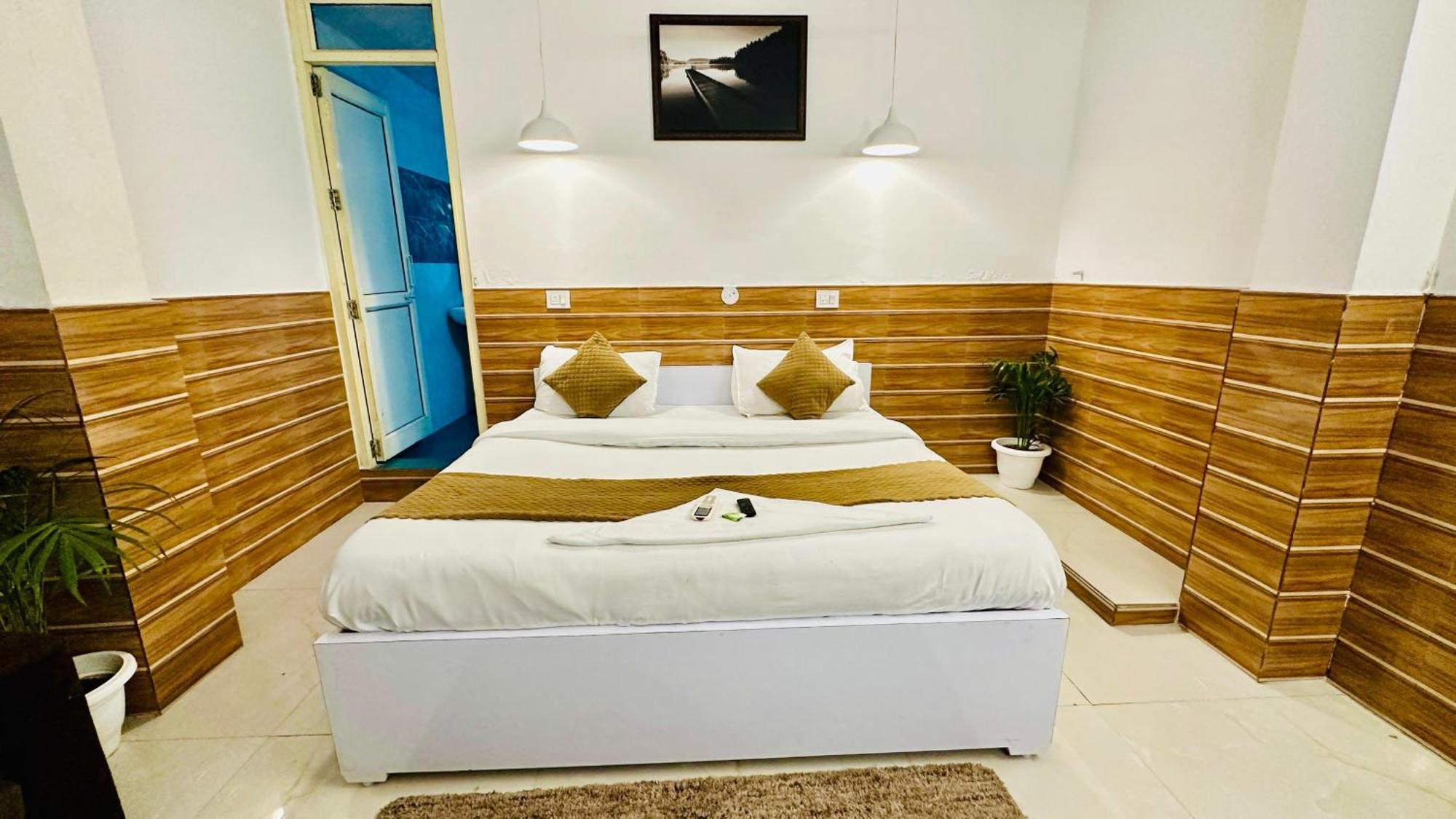 Dr White House - Noida Sector 18 Hotel Ngoại thất bức ảnh