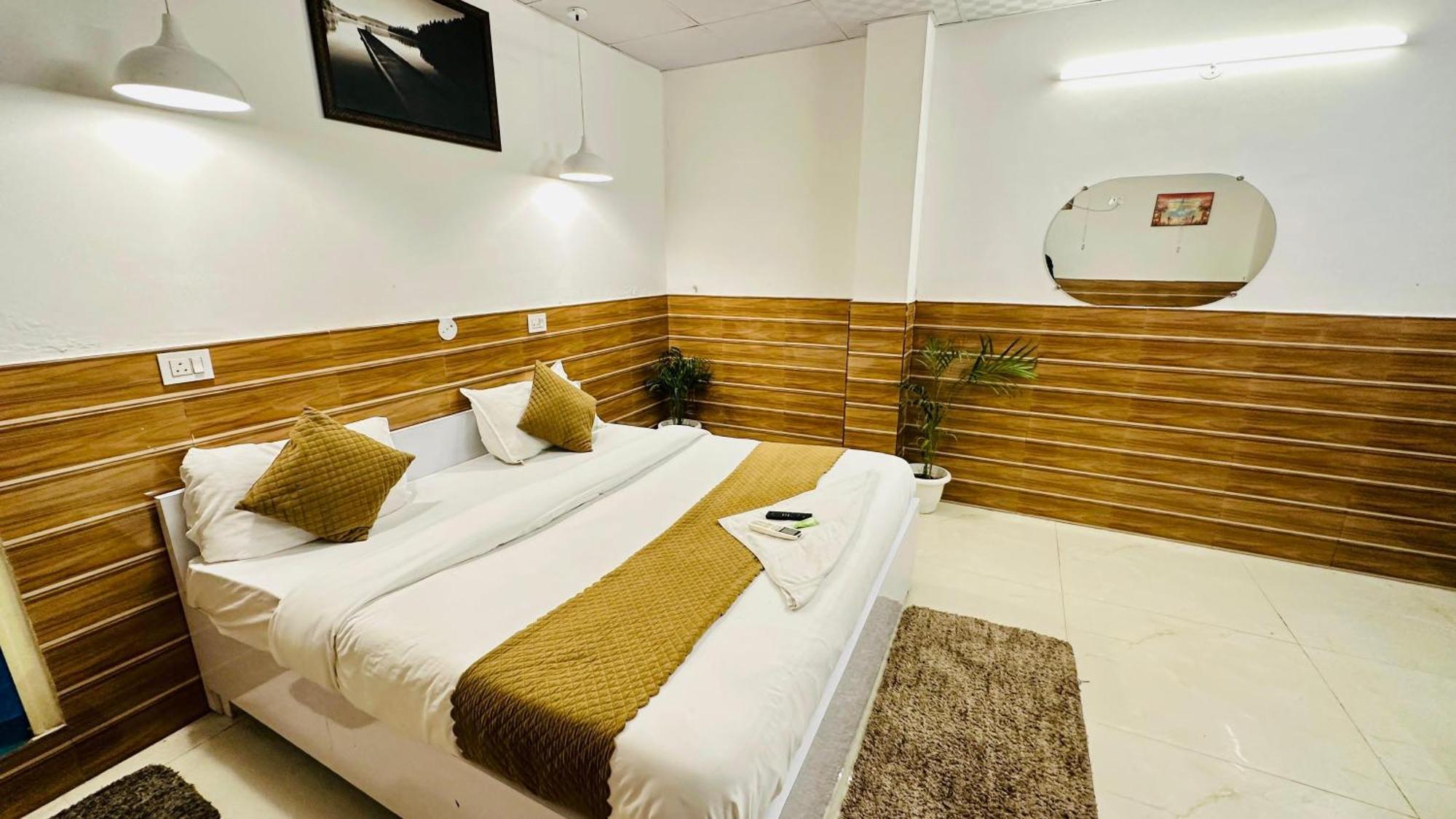 Dr White House - Noida Sector 18 Hotel Ngoại thất bức ảnh